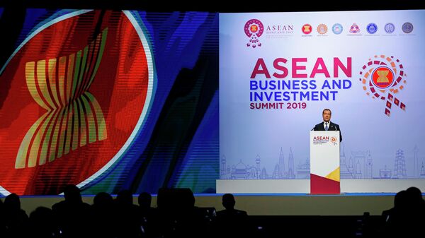 Председатель правительства РФ Дмитрий Медведев выступает на деловом инвестиционном саммите АСЕАН-2019 в Бангкоке