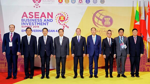 Председатель правительства РФ Дмитрий Медведев на церемонии совместного фотографирования на деловом инвестиционном саммите АСЕАН-2019 в Бангкоке