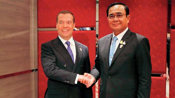 Председатель правительства РФ Дмитрий Медведев и премьер-министр Таиланда Прают Чан-Оча во время встречи в рамках саммита АСЕАН-2019 в Бангкоке