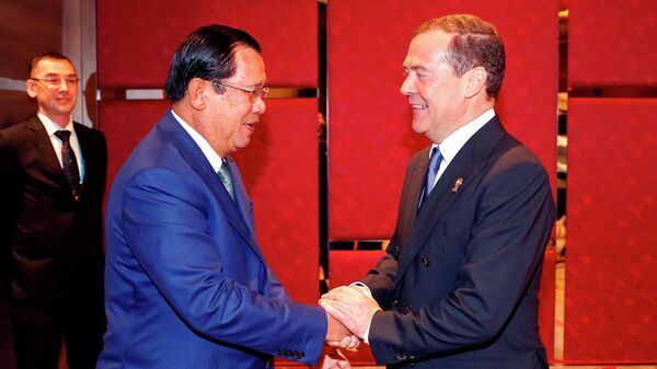 3 ноября 2019. Председатель правительства РФ Дмитрий Медведев и премьер-министр Камбоджи Хун Сен (слева) во время встречи в рамках делового инвестиционного саммита АСЕАН-2019 в Бангкоке