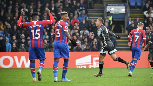 Leicester City's English striker Jamie Vardy (2R) celebrates scoring his team's second goal during the English Premier League football match between Crystal Palace and Leicester City at Selhurst Park in south London on November 3, 2019. (Photo by Ben STANSALL / AFP) / RESTRICTED TO EDITORIAL USE. No use with unauthorized audio, video, data, fixture lists, club/league logos or 'live' services. Online in-match use limited to 120 images. An additional 40 images may be used in extra time. No video emulation. Social media in-match use limited to 120 images. An additional 40 images may be used in extra time. No use in betting publications, games or single club/league/player publications. / 