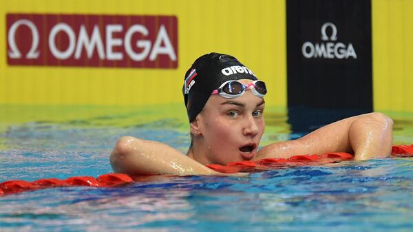 Арина Суркова (Россия) на финише соревнований по плаванию на дистанции 100 м баттерфляем среди женщин на VI этапе Кубка мира по плаванию в Казани.