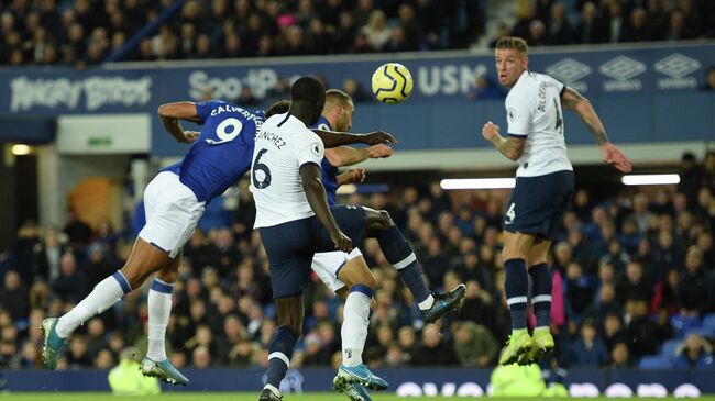 Everton's Turkish striker Cenk Tosun (2R) heads the ball to score their first goal to equalise 1-1 during the English Premier League football match between Everton and Tottenham Hotspur at Goodison Park in Liverpool, north west England on November 3, 2019. (Photo by Oli SCARFF / AFP) / RESTRICTED TO EDITORIAL USE. No use with unauthorized audio, video, data, fixture lists, club/league logos or 'live' services. Online in-match use limited to 120 images. An additional 40 images may be used in extra time. No video emulation. Social media in-match use limited to 120 images. An additional 40 images may be used in extra time. No use in betting publications, games or single club/league/player publications. / 