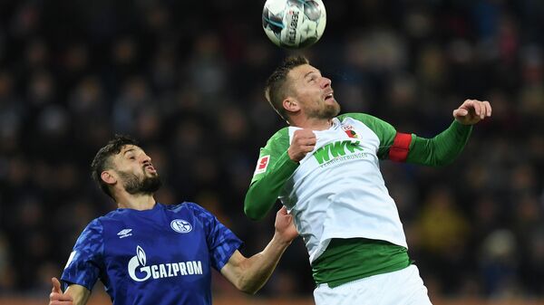 Augsburg's German midfielder Daniel Baier (R) and Schalke's German midfielder Daniel Caligiuri (L) vie for the ball during the German first division Bundesliga football match between FC Augsburg and FC Schalke 04 on November 3, 2019 in Augsburg, southern Germany. (Photo by Christof STACHE / AFP) / DFL REGULATIONS PROHIBIT ANY USE OF PHOTOGRAPHS AS IMAGE SEQUENCES AND/OR QUASI-VIDEO