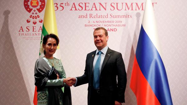 Председатель правительства РФ Дмитрий Медведев и государственный советник, министр иностранных дел Республики Союз Мьянма Аун Сан Су Чжи на саммите АСЕАН