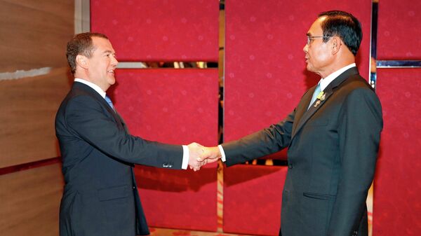 3 ноября 2019. Председатель правительства РФ Дмитрий Медведев и премьер-министр Таиланда Прают Чан-Оча (справа) во время встречи в рамках делового инвестиционного саммита АСЕАН-2019 в Бангкоке