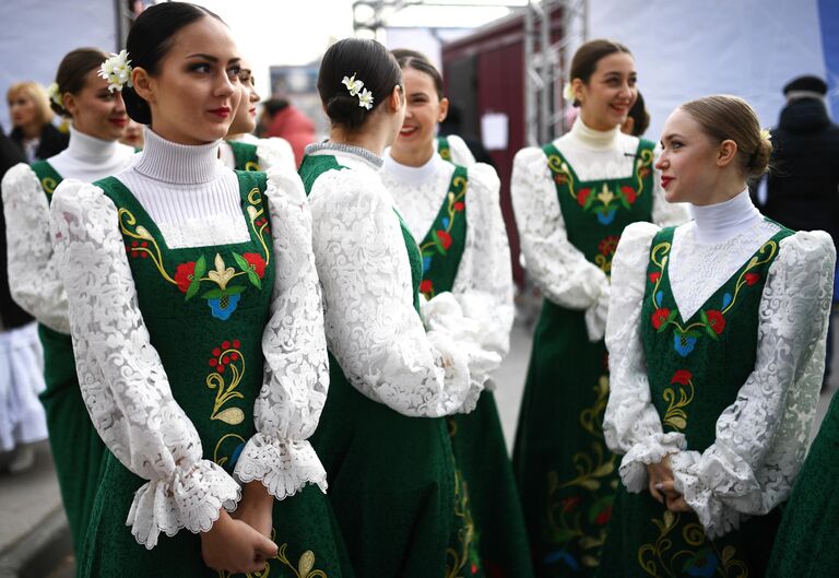 Танцевальный ансамбль на праздновании Дня народного единства в Новосибирске