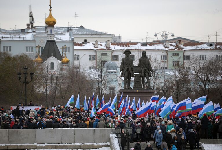 Жители города Екатеринбурга во время шествия, посвященного празднованию Дня народного единства