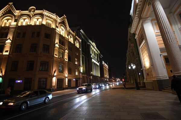 Две улицы. Улица Ильинка. Улица Ильинка Москва. Центр Москвы Ильинка. Улица Ильинка ночью.