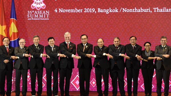 Советник президента США по национальной безопасности Роберт О’Брайен, премьер-министр Таиланда Прают Чан-Оча и представители других стран на саммите АСЕАН