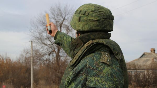 Член СЦКК в селе Петровское в Донецкой области, где должен состояться отвод сил бойцов подразделений ДНР