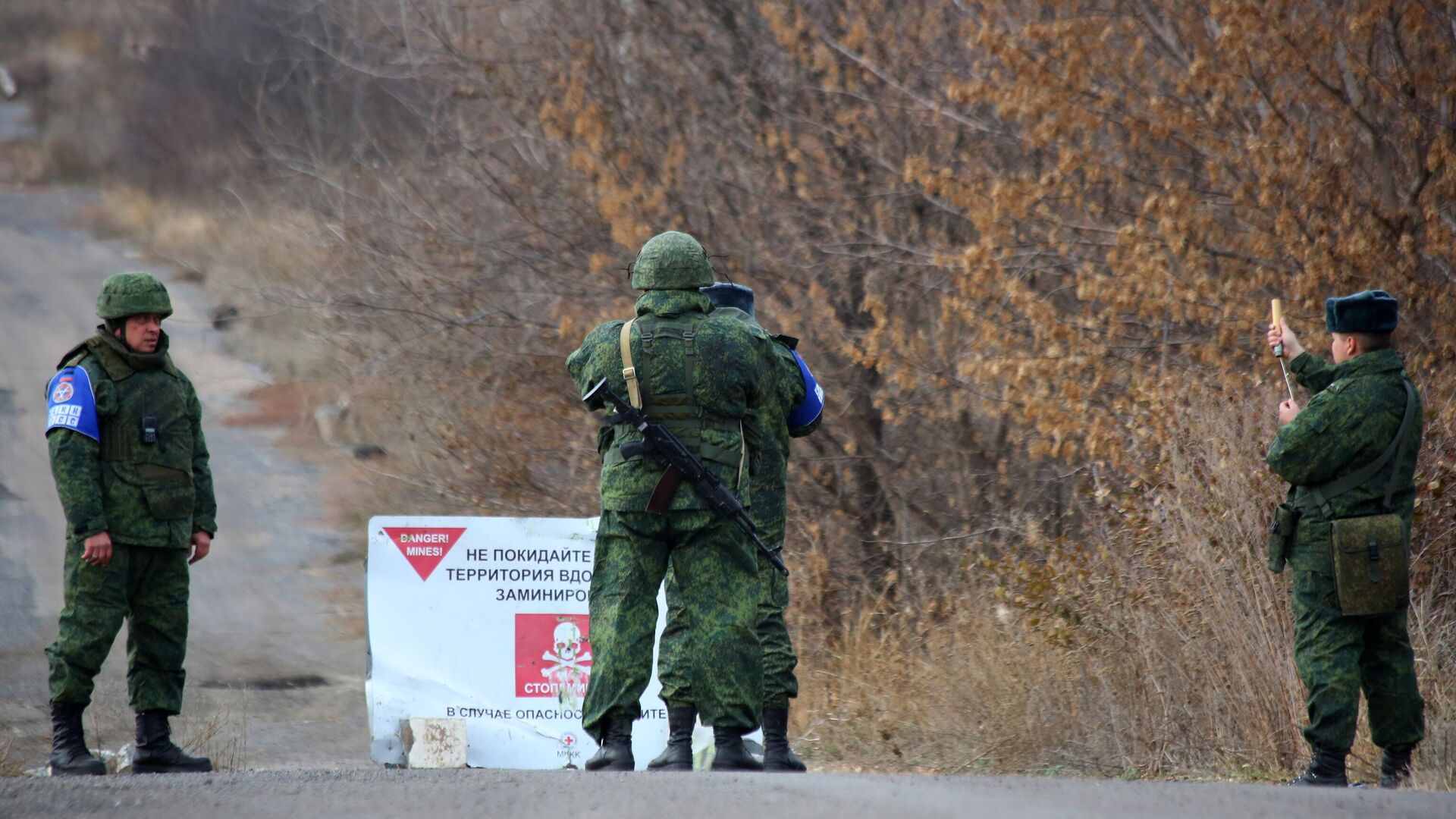 Наблюдатели ОБСЕ и члены СЦКК в селе Петровское в Донецкой области, где должен состояться отвод сил бойцов подразделений ДНР - РИА Новости, 1920, 05.09.2020