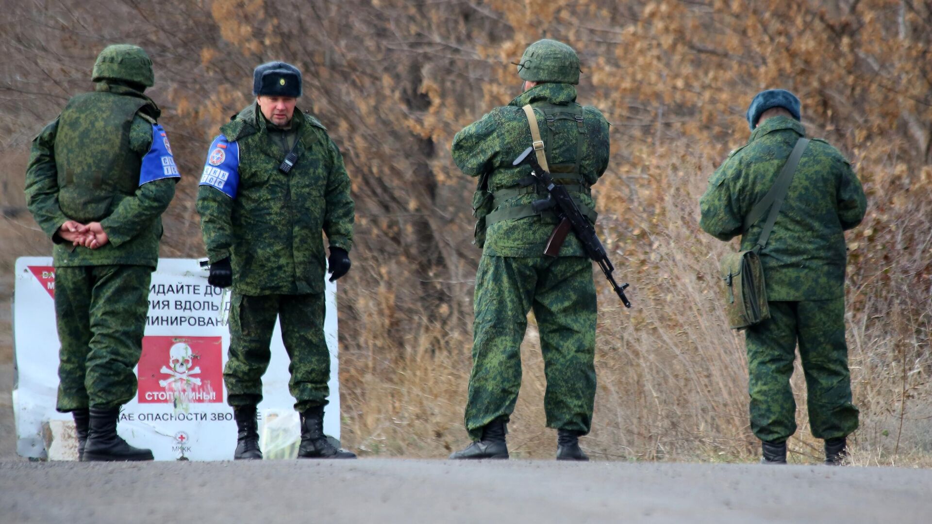 Члены  СЦКК в селе Петровское в Донецкой области, где должен состояться отвод сил бойцов подразделений  ДНР  - РИА Новости, 1920, 19.04.2021