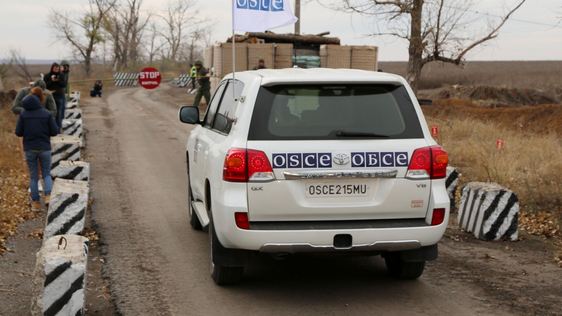 Автомобили специальной мониторинговой миссии ОБСЕ в селе Петровское в Донецкой области, где должен состояться отвод сил бойцов подразделений  ДНР - РИА Новости, 1920, 11.04.2021