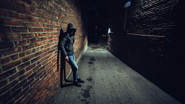 Подозрительный человек в темном переулке