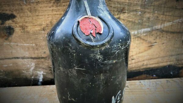 Бутылка коньяка, поднятая со дна командой дайверов Ocean X Team