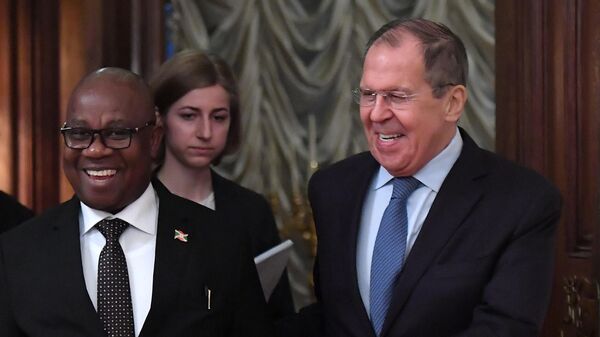 Министр иностранных дел РФ Сергей Лавров и министр иностранных дел Бурунди Эзекиель Нибигира во время встречи в Москве