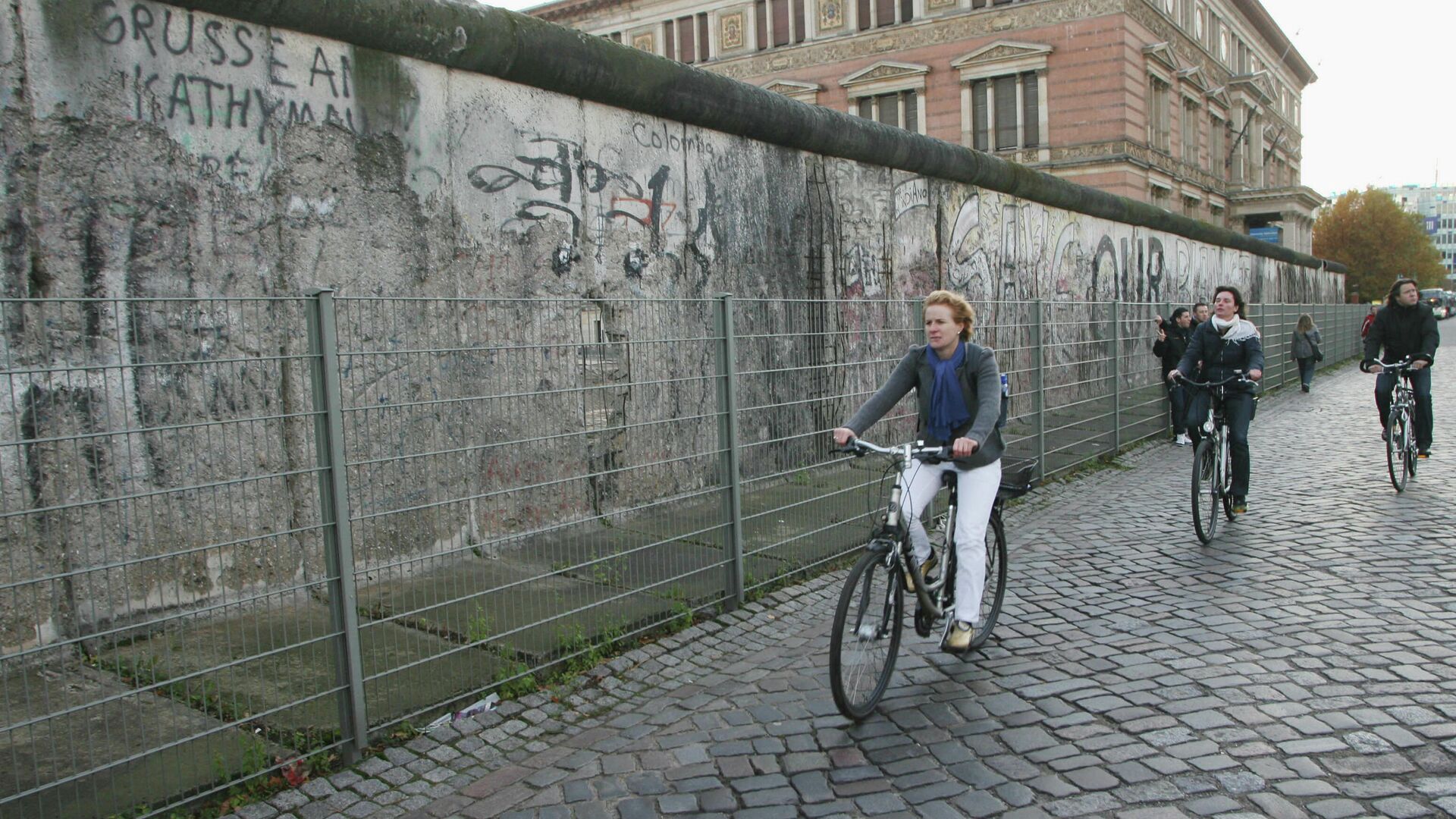 Сохранившаяся часть Берлинской стены, расположенной недалеко от Потсдамской площади. - РИА Новости, 1920, 13.08.2021