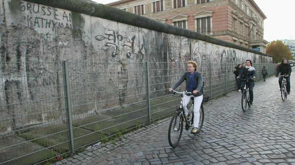 Сохранившаяся часть Берлинской стены, расположенной недалеко от Потсдамской площади.