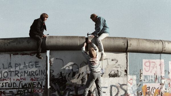 Жители ГДР ломают Берлинскую стену.