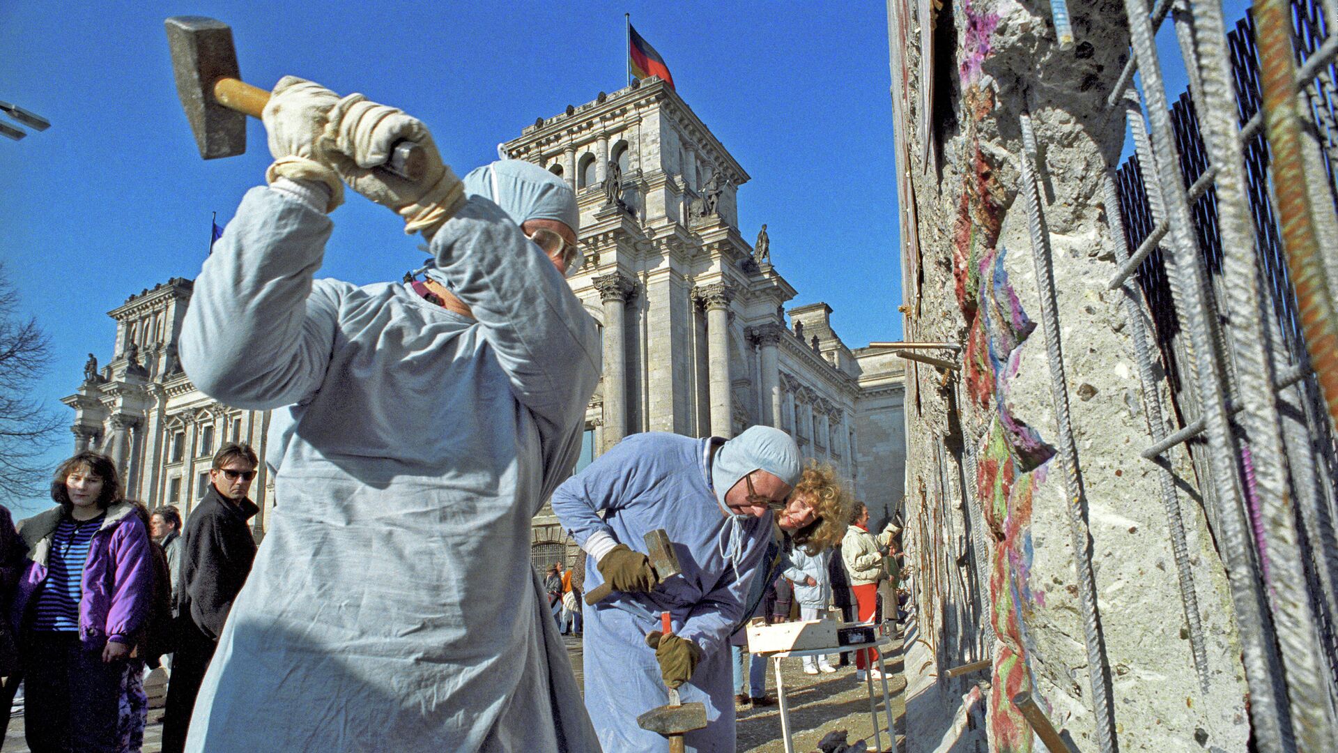 Жители ГДР разбирают Берлинскую стену на сувениры. - РИА Новости, 1920, 03.10.2020