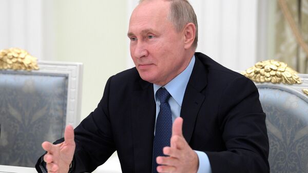 Президент РФ Владимир Путин проводит встречу с представителями движения студенческих отрядов