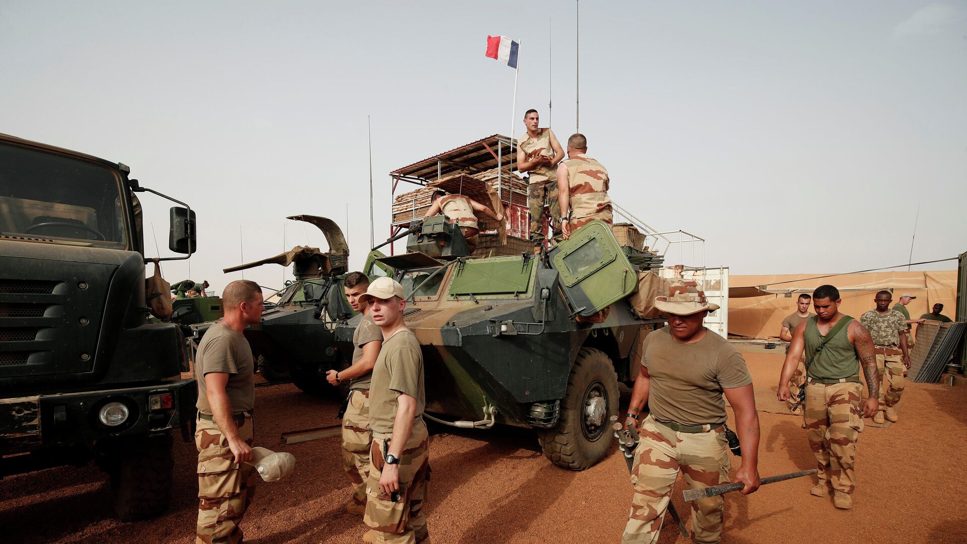 Французские военнослужащие во время антитеррористической операции Бархан в Западной Африке - РИА Новости, 1920, 06.11.2019