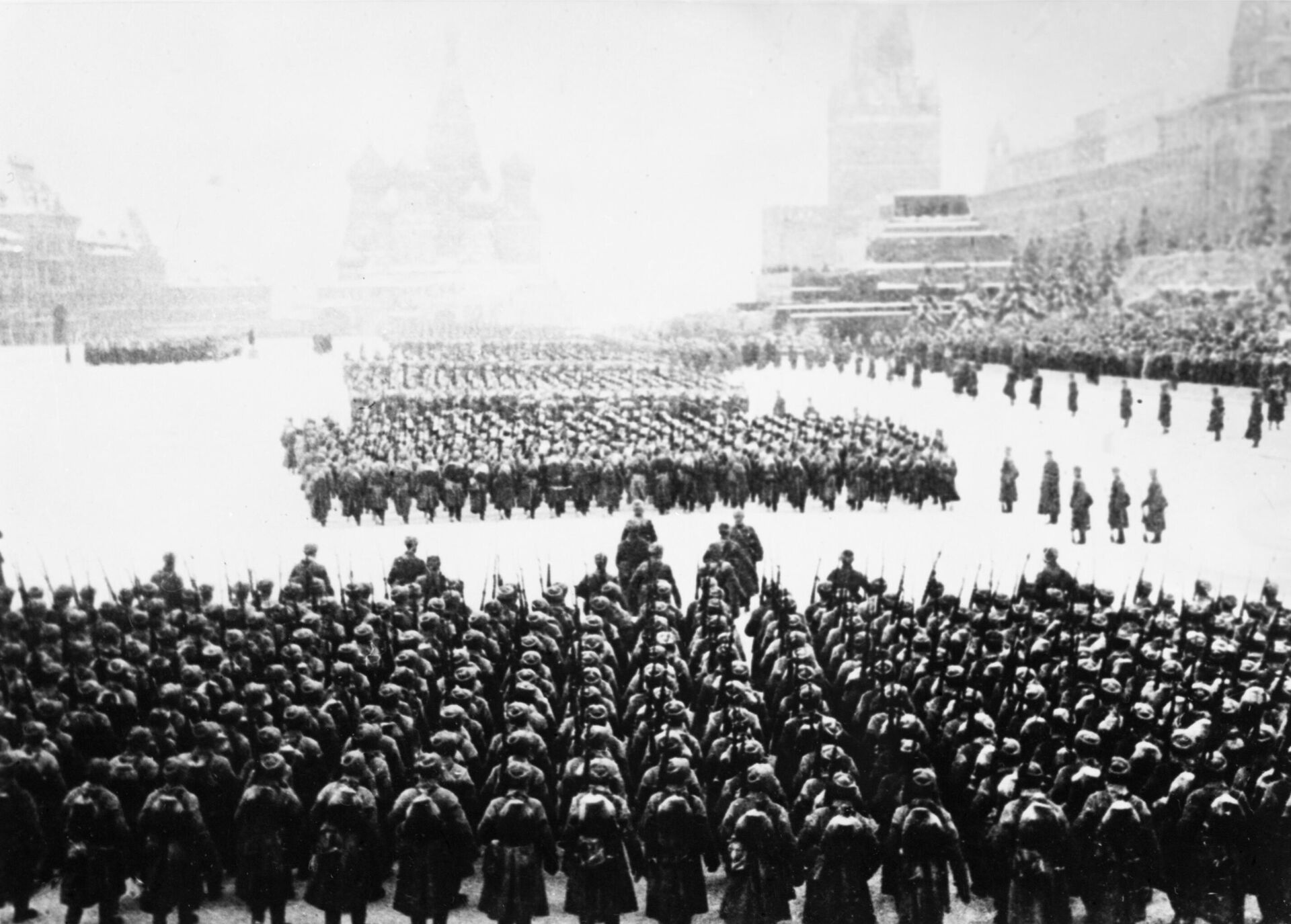 Военный парад на Красной площади  в Москве 7 ноября 1941 года. После парада войска отправляются на фронт. - РИА Новости, 1920, 03.11.2021