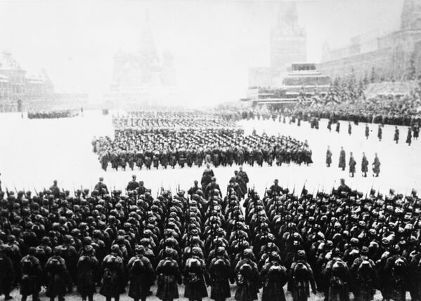 Военный парад на Красной площади  в Москве 7 ноября 1941 года. После парада войска отправляются на фронт.