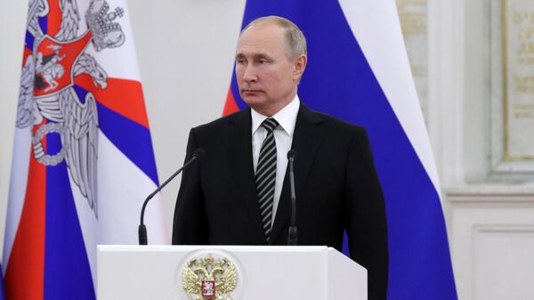 Президент РФ Владимир Путин выступает во время встречи с группой офицеров по случаю их назначения на вышестоящие должности и присвоения высших воинских и специальных званий. 6 ноября 2019