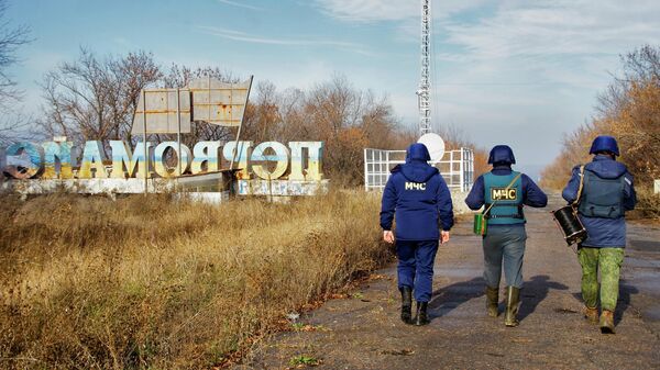 Сотрудники МЧС Луганской народной республики проводят разминирование территории Золотого-4