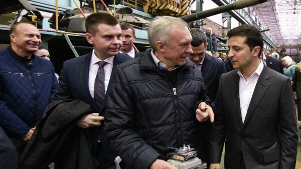 Президент Украины Владимир Зеленский во время посещения завода имени Малышева в Харькове