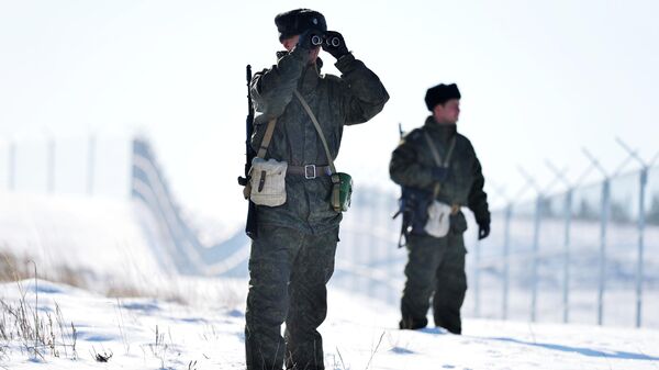 Военнослужащие пограничного управления ФСБ России в районе пункта Бугристое российско-казахстанской границы