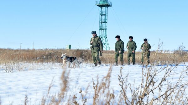 Военнослужащие пограничного управления ФСБ России в районе пункта Бугристое российско-казахстанской границы
