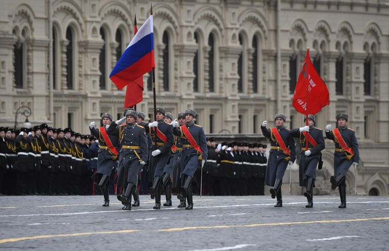 Знаменная группа во время марша, приуроченного к 78-й годовщине парада 7 ноября 1941 года на Красной площади