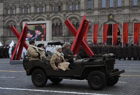 Участники марша, приуроченного к 78-й годовщине парада 7 ноября 1941 года на Красной площади