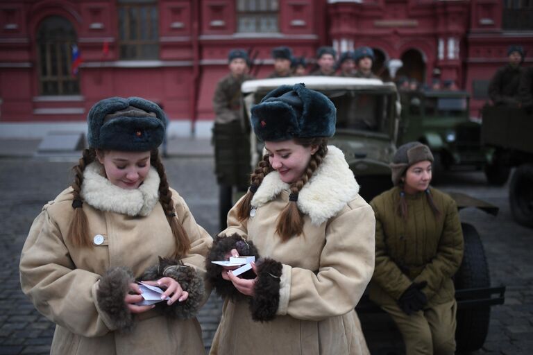 Участницы марша, приуроченного к 78-й годовщине парада 1941 года на Красной площади