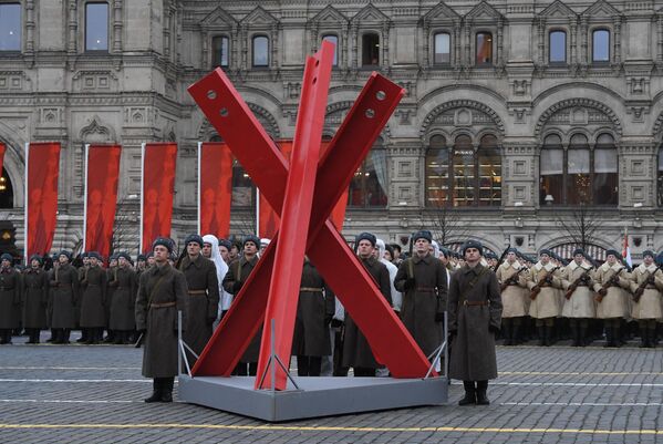 Участники марша, приуроченного к 78-й годовщине парада 7 ноября 1941 года на Красной площади