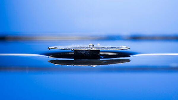 Супергидрофобная металлическая структура плавает на поверхности воды
