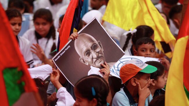 Дети с портретом  Махатма Ганди