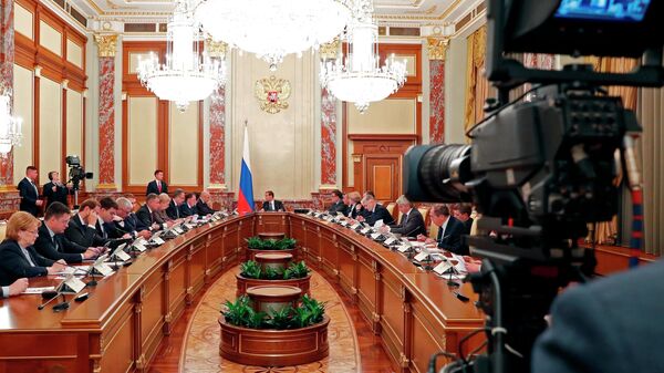 Председатель правительства РФ Дмитрий Медведев проводит совещание с членами кабинета министров РФ