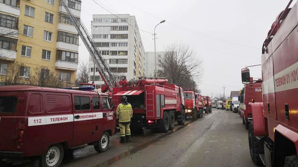 Пожарная техника у жилого дома на улице Дмитриева в Уфе, где произошел пожар