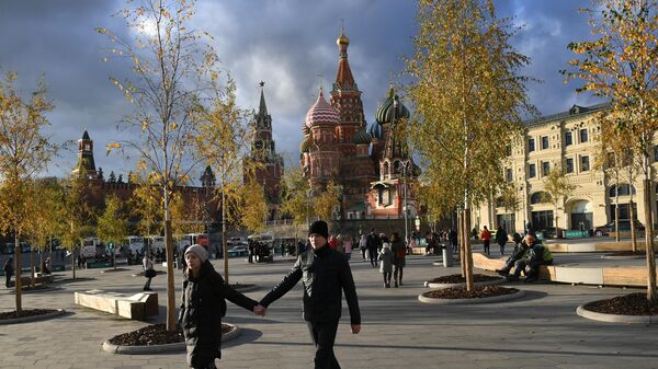 Молодые люди на Красной площади в Москве