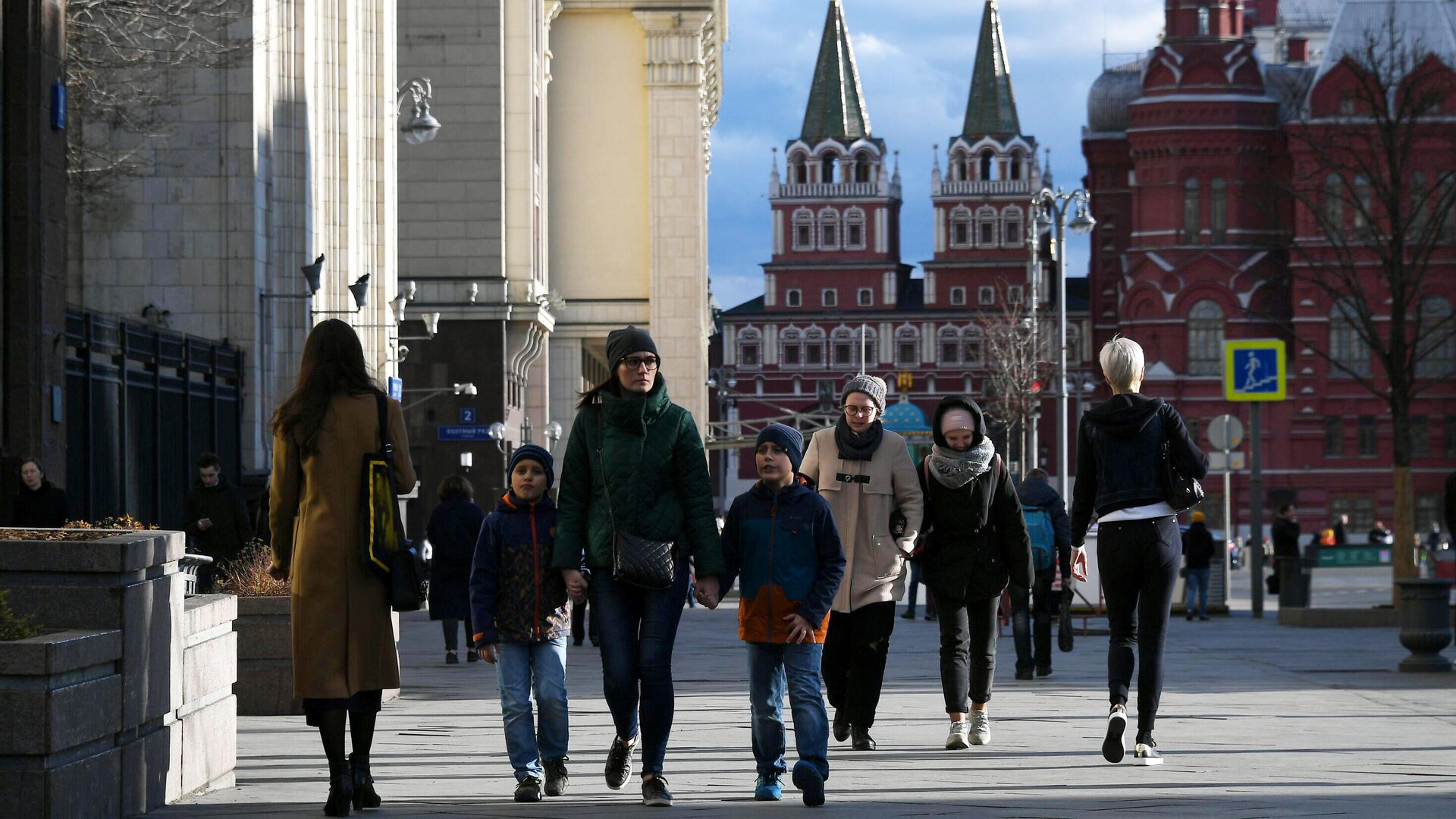 Прохожие на Манежной площади в Москве - РИА Новости, 1920, 22.09.2021