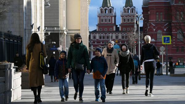 Прохожие на Манежной площади в Москве