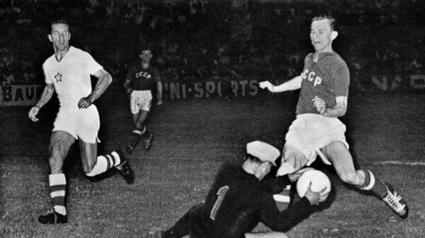 Нападающий сборной СССР по футболу Виктор Понедельник (справа) в полуфинальном матче Кубка Европы 1960 года