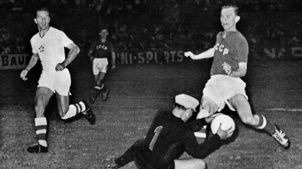 Нападающий сборной СССР по футболу Виктор Понедельник (справа) в полуфинальном матче Кубка Европы 1960 года