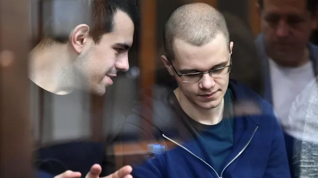 Участники движения Новое величие Руслан Костыленков и Вячеслав Крюков, обвиняемые в участии в экстремистской организации, на заседании Люблинского районного суда города Москвы.