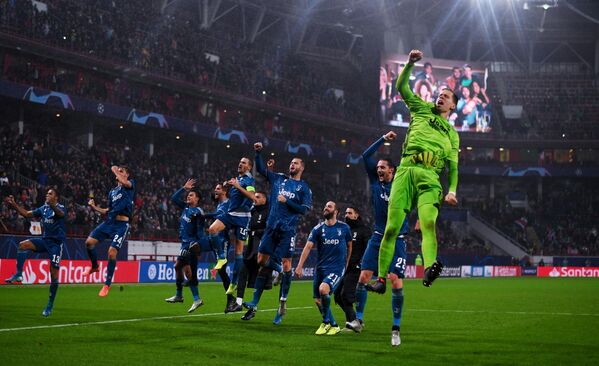 Игроки ФК Ювентус радуются победе в матче группового этапа Лиги Чемпионов УЕФА