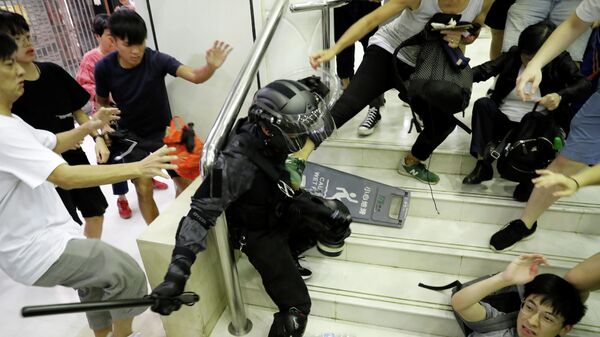 Столкновения протестующих с полицией в торговом центре Гонконга